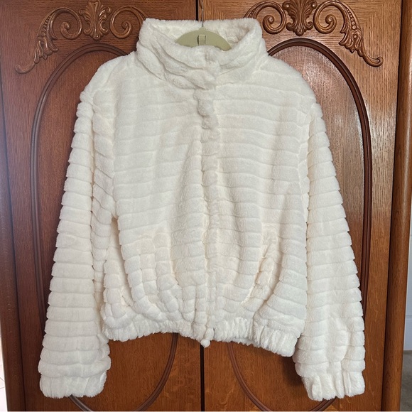 NWOT White Faux Fur Jacket, Large - Picture 2 of 10